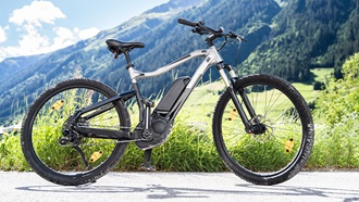 e-bike su strada in montagna